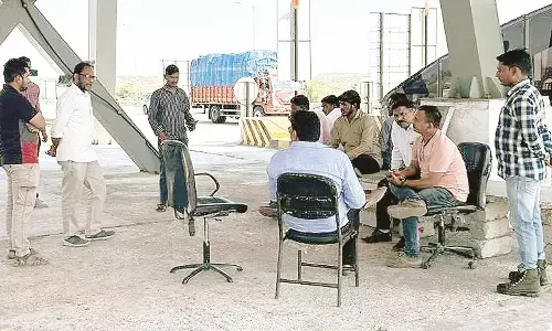 कारंजा टोल प्लाज़ा पर कर्मचारियों का काम बंद आंदोलन, अब तक नहीं मिला वेतन कारंजा टोल प्लाज़ा पर कर्मचारियों का काम बंद आंदोलन, अब तक नहीं मिला वेतन
