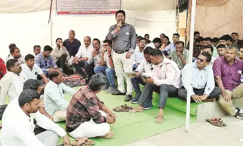 बिजली विभाग के अस्थायी कर्मचारियों ने शुरू किया कामबंद आंदोलन, वेतनवृद्धि की मांग बिजली विभाग के अस्थायी कर्मचारियों ने शुरू किया कामबंद आंदोलन, वेतनवृद्धि की मांग