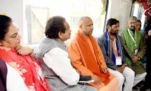 प्रधानमंत्री ने वीडियों कॉन्फ्रेंसिंग के माध्यम से आगरा मेट्रो रेल परियोजना के प्राथमिक सेक्शन यात्री सेवा का शुभारम्भ किया, कार्यक्रम में मुख्यमंत्री योगी सम्मिलित हुए