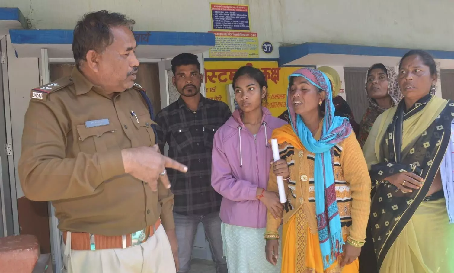 पति-पत्नी के बीच विवाद, डॉयल-100 ने कराई सुलह, कुछ देर बाद फांसी पर झूली नवविवाहिता पति-पत्नी के बीच विवाद, डॉयल-100 ने कराई सुलह, कुछ देर बाद फांसी पर झूली नवविवाहिता