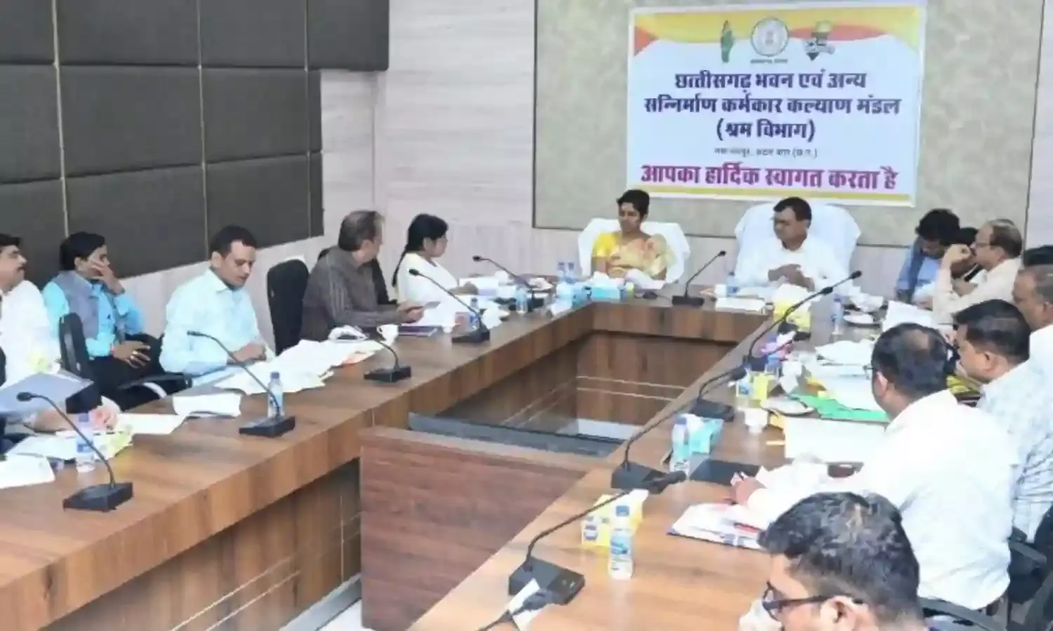 प्रवासी श्रमिकों और निर्माणी श्रमिकों को दिलाएं श्रम योजना का लाभ