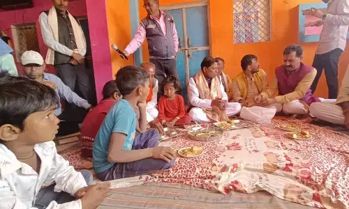 आदिवासियों के बीच वितरित किया गया खिचडी का प्रसाद आदिवासियों के बीच वितरित किया गया खिचडी का प्रसाद