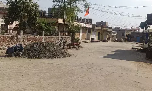 पांढरी खानमपुर में प्रवेश द्वार को लेकर विरोध और समर्थन की लड़ाई से बढ़ा तनाव पांढरी खानमपुर में प्रवेश द्वार को लेकर विरोध और समर्थन की लड़ाई से बढ़ा तनाव