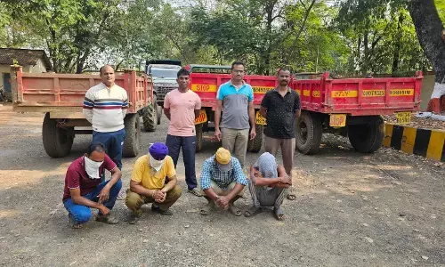 रेत तस्करी  करने वाले 4 आरोपियों को  3 ट्रैक्टरों के साथ  पुलिस ने पकड़ा