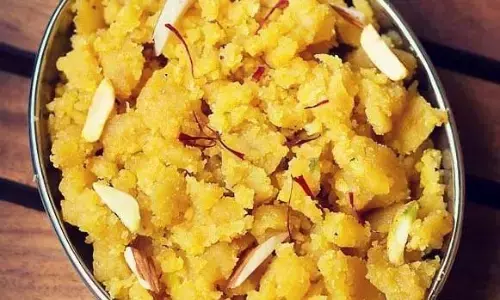 महादेव को अपने हाथों से बनाकर लगाएं बेसन के हलवे का भोग, यहां जानिए सबसे आसान रेसिपी महादेव को अपने हाथों से बनाकर लगाएं बेसन के हलवे का भोग, यहां जानिए सबसे आसान रेसिपी
