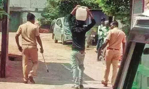 शराब विक्रेताओं पर पुलिस सख्त - सिर पर शराब की कैन रखकर पूरा गांव घुमाया शराब विक्रेताओं पर पुलिस सख्त - सिर पर शराब की कैन रखकर पूरा गांव घुमाया