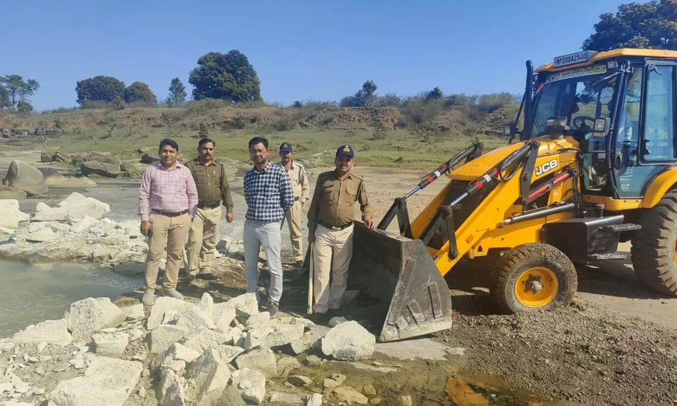 सोन नदी पर कोयला चोरी के लिए 8 जगह अवैध गोफ सोन नदी पर कोयला चोरी के लिए 8 जगह अवैध गोफ
