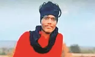 मोबाइल पर बात करने में इतना व्यस्त कि नहीं सुनाई दी मालगाड़ी की आवाज, गंवाई जान