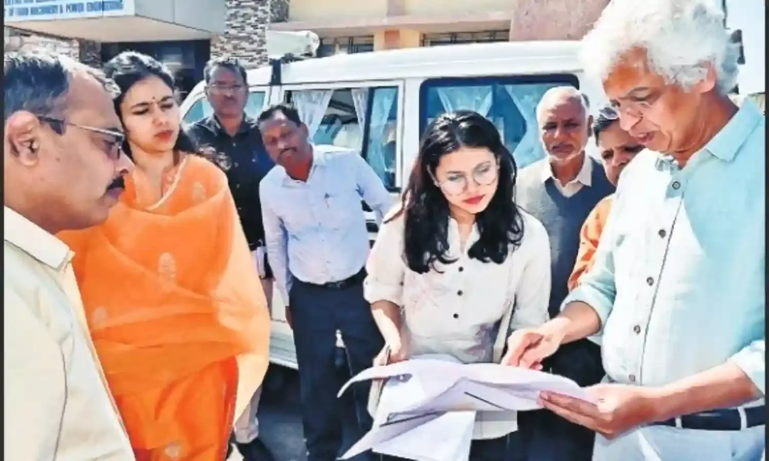 मतदान सामग्री लेकर दलों को अधिक दूर पैदल न चलना पड़े