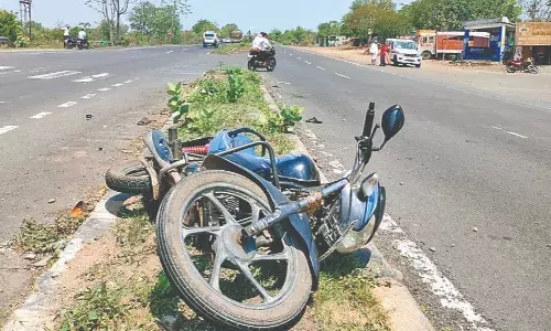 पांच दुर्घटनाओं में पांच मौत... सड़क हादसे में बेटे की मौत, पिता गंभीर,अन्य हादसों में चार युवकों की मौत, पांच घायल