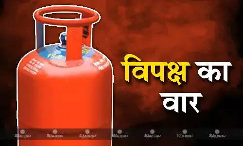 पीएम मोदी ने किया सिलेंडर की कीमतों में कटौती का एलान, विपक्षी पार्टियों ने केंद्र सरकार पर उठाए सवाल