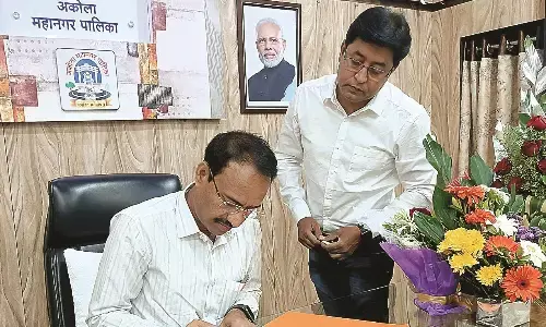 नवनियुक्त आयुक्त डॉ. लहाने ने संभाला मनपा का प्रभार, काफी समय से पद था रिक्त नवनियुक्त आयुक्त डॉ. लहाने ने संभाला मनपा का प्रभार, काफी समय से पद था रिक्त