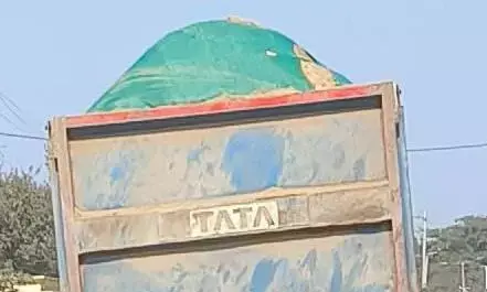 खुलेआम ओवरलोडिंग कर हर माह चुराई जा रही 2 करोड़ की रेत