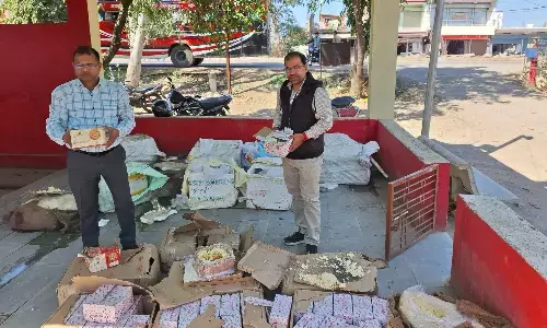 नष्ट कराया गया २.५ लाख रुपए का खोया-पनीर, फिश पैकिंग कार्टून में पैक था खाद्य पदार्थ नष्ट कराया गया २.५ लाख रुपए का खोया-पनीर, फिश पैकिंग कार्टून में पैक था खाद्य पदार्थ