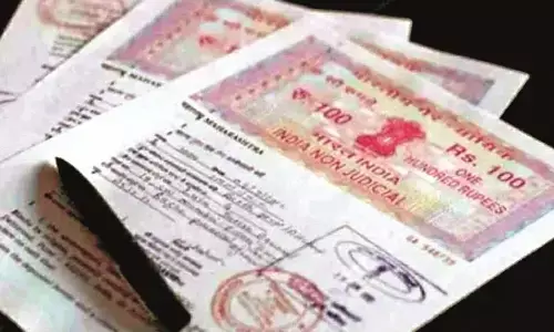 स्टाम्प पेपर की किल्लत  दिनभर भटकते रहे लोग, कुछ को दोगुना दाम देने पड़े स्टाम्प पेपर की किल्लत  दिनभर भटकते रहे लोग, कुछ को दोगुना दाम देने पड़े