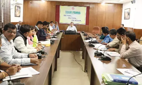 राजस्व अधिकारियों की समीक्षा बैठक आयोजित राजस्व अधिकारियों की समीक्षा बैठक आयोजित