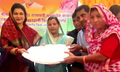 मंत्री श्रीमती गौर ने मिसरोद में किया मातृशक्ति का सम्मान और मच्छरदानी का वितरण मंत्री श्रीमती गौर ने मिसरोद में किया मातृशक्ति का सम्मान और मच्छरदानी का वितरण