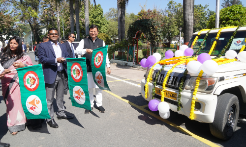 सीएम ने राज्य में महिलाओं एवं किशोरियों की सुरक्षा हेतु मोबाइल वैनों में हरी झण्डी दिखाकर किया रवाना