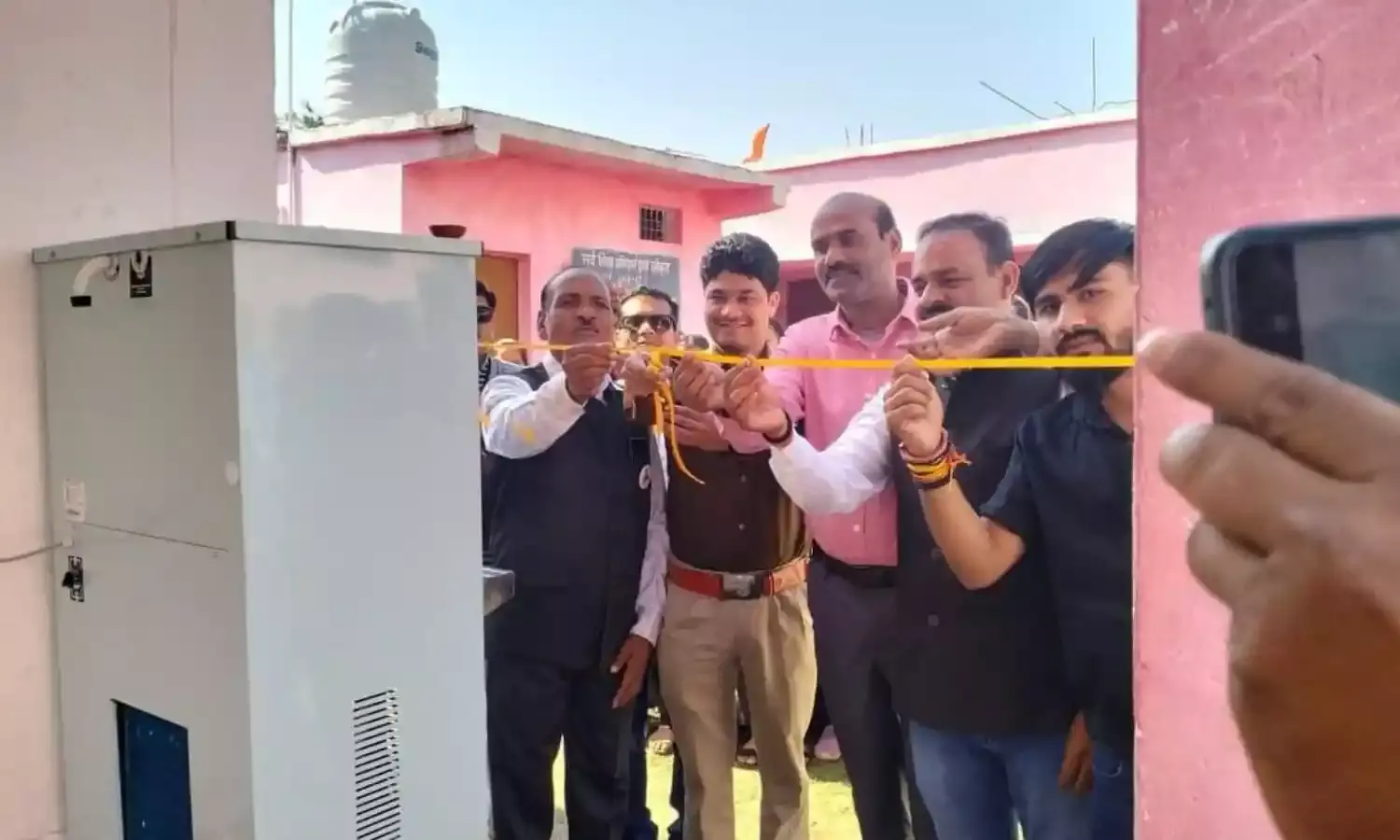 ग्राम वन समिति खतवार के द्वारा पवई के कन्या विद्यालय को दी गई वाटर कूलर की सौगात
