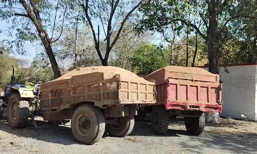 अवैध रेत से ओव्हरलोड दो ट्रैक्टर-ट्राली जप्त अवैध रेत से ओव्हरलोड दो ट्रैक्टर-ट्राली जप्त