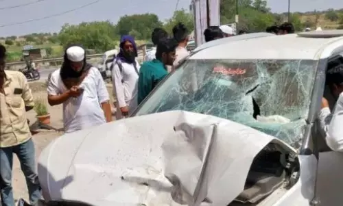 तेज रफ्तार कार होटल में जा घुसी, हादसे में कार सवार 2 लोगों की हो गई मौत तेज रफ्तार कार होटल में जा घुसी, हादसे में कार सवार 2 लोगों की हो गई मौत