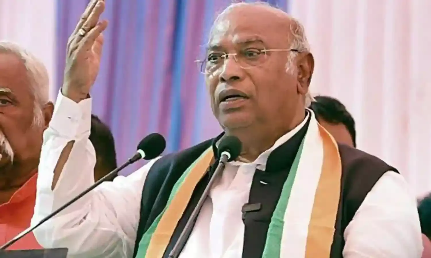 कांग्रेस अध्यक्ष मल्लिकार्जुन खड़गे ने बीजेपी सरकार पर साधा निशाना, संविधान बदलने का लगाया आरोप