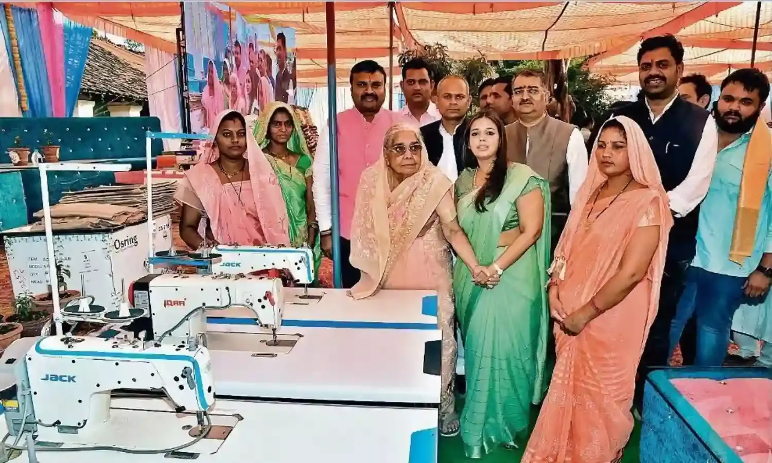 महिलाओं को दी सिलाई मशीन, किसानों को गाय