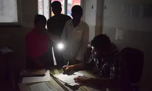 बत्तीगुल टॉर्च की रोशनी में मरहम-पट्टी, मेंटेनेंस के लिए बिजली आपूर्ति की गई थी बंद