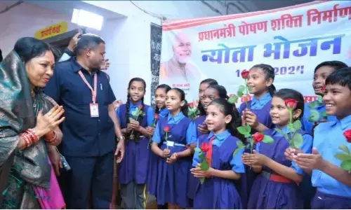 मुख्यमंत्री की धर्मपत्नी ने अपने जन्मदिन पर आयोजित न्योता भोज में अपने हाथों से बनी खीर बच्चों को परोसी मुख्यमंत्री की धर्मपत्नी ने अपने जन्मदिन पर आयोजित न्योता भोज में अपने हाथों से बनी खीर बच्चों को परोसी