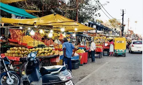 जगह थी वाहन पार्किंग की लेकिन सजने लगा सब्जी का बाजार जगह थी वाहन पार्किंग की लेकिन सजने लगा सब्जी का बाजार