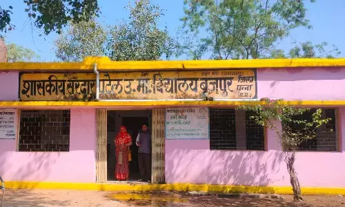 पीएचई की जांच रिपोर्ट में पीने योग्य नहीं विद्यालय के बोर और हैण्डपम्प का पानी पीएचई की जांच रिपोर्ट में पीने योग्य नहीं विद्यालय के बोर और हैण्डपम्प का पानी