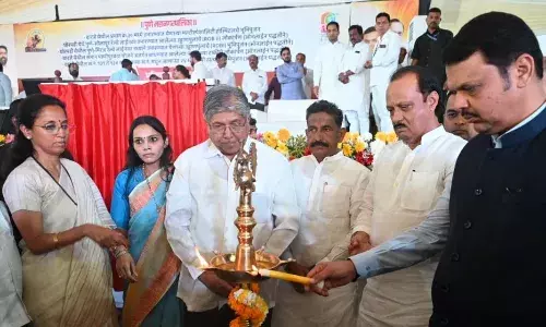 एक मंच पर होने के बावजूद नजरें चुराते दिखे अजित और सुप्रिया, सर्द होते रिश्ते