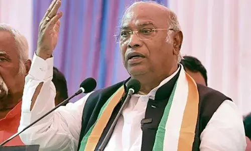 कांग्रेस अध्यक्ष मल्लिकार्जुन खड़गे ने बीजेपी सरकार पर साधा निशाना, संविधान बदलने का लगाया आरोप कांग्रेस अध्यक्ष मल्लिकार्जुन खड़गे ने बीजेपी सरकार पर साधा निशाना, संविधान बदलने का लगाया आरोप