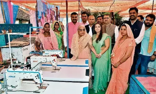 महिलाओं को दी सिलाई मशीन, किसानों को गाय महिलाओं को दी सिलाई मशीन, किसानों को गाय