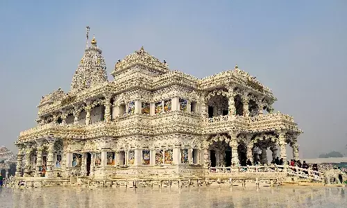 वृंदावन में मना रहे हैं इस बार की होली तो इन मंदिरों में जरूर करें दर्शन, पहले से कर लें नोट