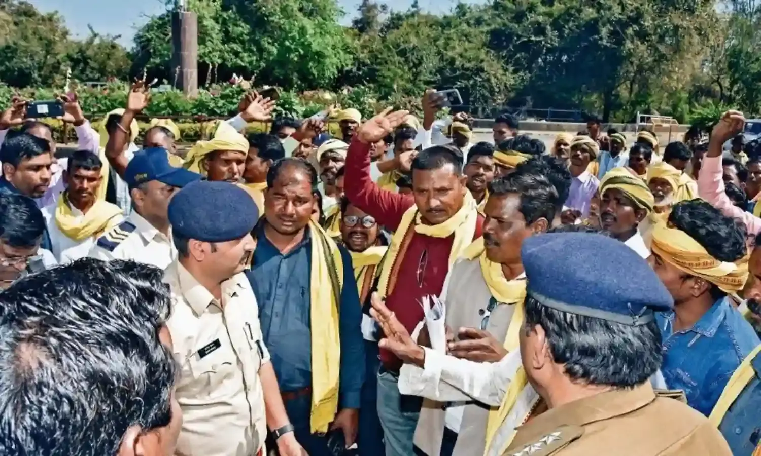 सौभाग्य योजना में गड़बड़ी पर कार्रवाई हो, किया प्रदर्शन