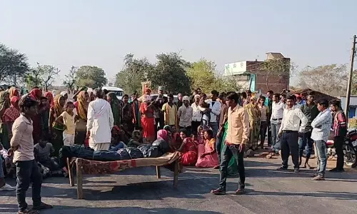 हाइवा की ठोकर से ट्रैक्टर सवार दो युवकों की मौत