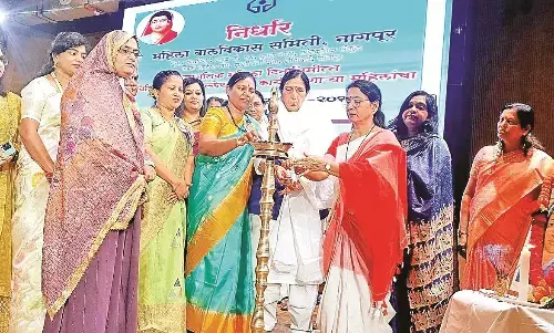 सावित्रीबाई फुले ने अपना पूरा जीवन महिलाओं के लिए समर्पित किया - कुंभारे