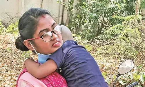 जन्म प्रमाणपत्र के लिए नौनिहालों के साथ धूप में तप रहीं माताएं, बढ़ रही भीड़