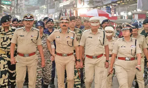 संवेदनशील इलाकों में लगाया गया पुलिस का बंदोबस्त, मोमिनपुरा में पुलिस का रूट मार्च संवेदनशील इलाकों में लगाया गया पुलिस का बंदोबस्त, मोमिनपुरा में पुलिस का रूट मार्च