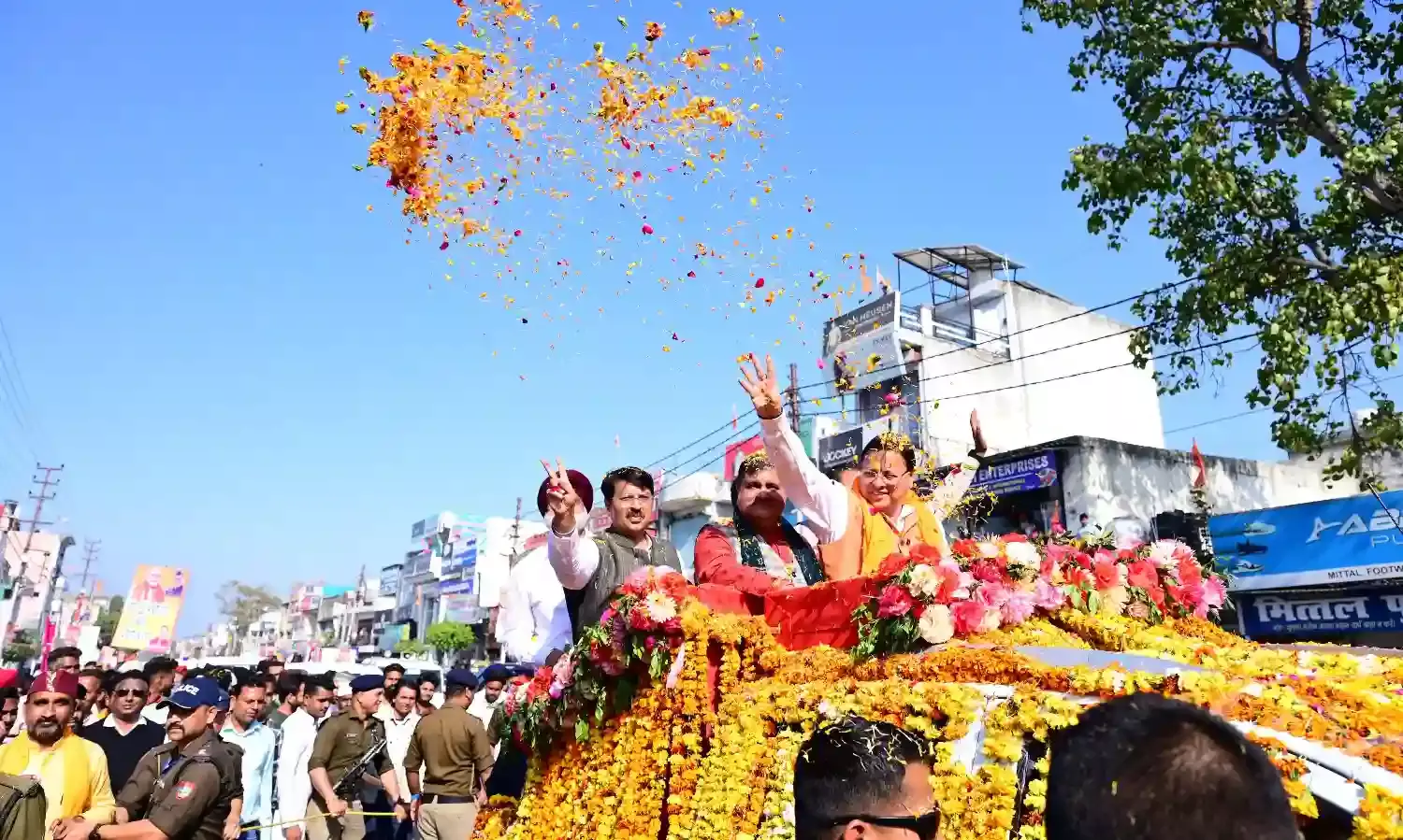 गोपेश्वर में मुख्यमंत्री धामी के भव्य रोड शो में उमड़ा जन सैलाब।