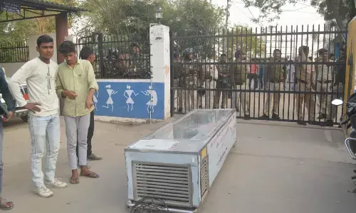 आर्थिक तंगी से परेशान युवा हेल्पर की खुदकुशी के बाद हंगामा, कलेक्ट्रेट ६ घंटे शव रख कर प्रदर्शन