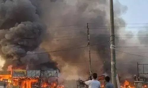 उत्तर प्रदेश के ग्रेटर नोएडा के बिसरख थाना क्षेत्र में ढाबों में लगी भीषण आग, मौके पर पहुंची दमकल की कई गाड़ियां उत्तर प्रदेश के ग्रेटर नोएडा के बिसरख थाना क्षेत्र में ढाबों में लगी भीषण आग, मौके पर पहुंची दमकल की कई गाड़ियां
