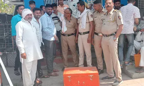 फसल बीमा में मिले 100 रुपए, गुस्साए किसान , पुलिस सुरक्षा में घर लाया गया फसल बीमा में मिले 100 रुपए, गुस्साए किसान , पुलिस सुरक्षा में घर लाया गया