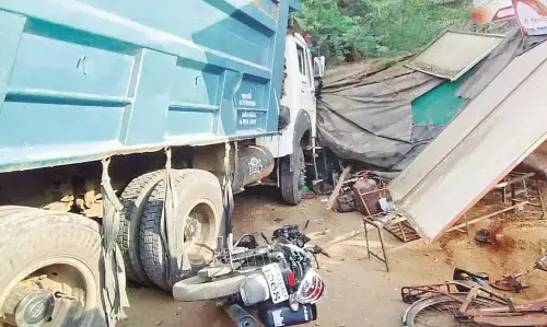 दोपहिया और ट्रैक्टर को टक्कर मारकर पान की टपरी में घुसा टिप्पर, चालक गंभीर दोपहिया और ट्रैक्टर को टक्कर मारकर पान की टपरी में घुसा टिप्पर, चालक गंभीर