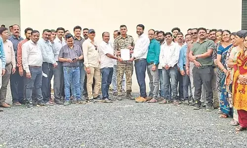 ग्राम सेवक के साथ हाथापायी करने वाले सरपंच को गिरफ्तार करें, ज्ञापन सौंपा