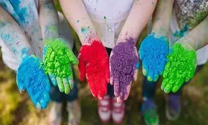 ये होली बच्चों के लिए बनाएं खास और सुरक्षित, रंग खेलते समय बच्चों का ऐसे रखें ख्याल ये होली बच्चों के लिए बनाएं खास और सुरक्षित, रंग खेलते समय बच्चों का ऐसे रखें ख्याल