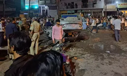 दिल्ली में बेकाबू कार ने मचाया कहर, बाजार में खरीददारी कर रहे कई लोगों को कुचला, एक की मौत दिल्ली में बेकाबू कार ने मचाया कहर, बाजार में खरीददारी कर रहे कई लोगों को कुचला, एक की मौत