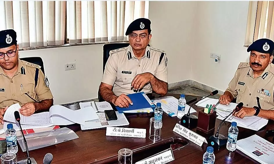 फरार आरोपियों की सम्पत्ति कुर्की की कार्रवाई की जाए फरार आरोपियों की सम्पत्ति कुर्की की कार्रवाई की जाए