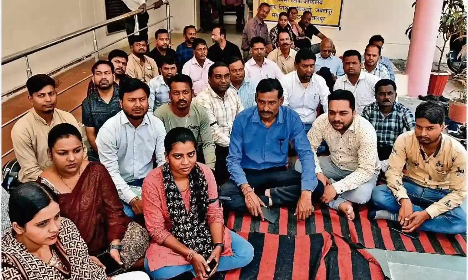वेतन न मिलने से डीईओ ऑफिस में हड़ताल